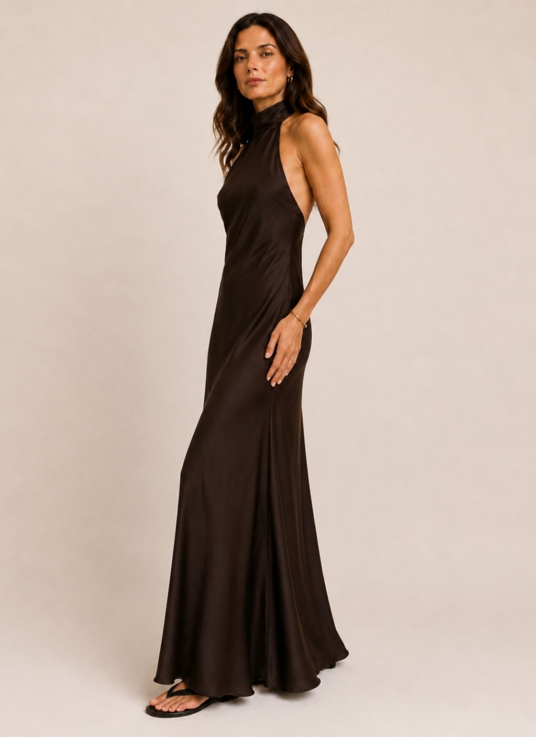 Vestido Longo Acetinado com Gola Alta