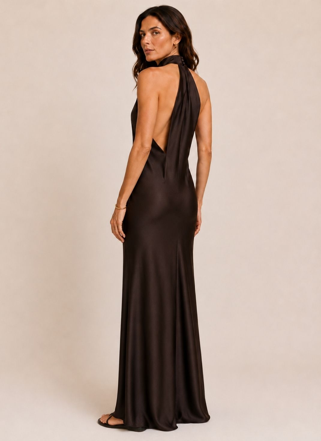 Vestido Longo Acetinado com Gola Alta