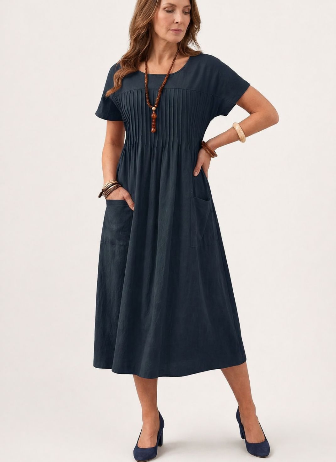 Vestido Midi Solto com Manga Curta e Bolsos Laterais