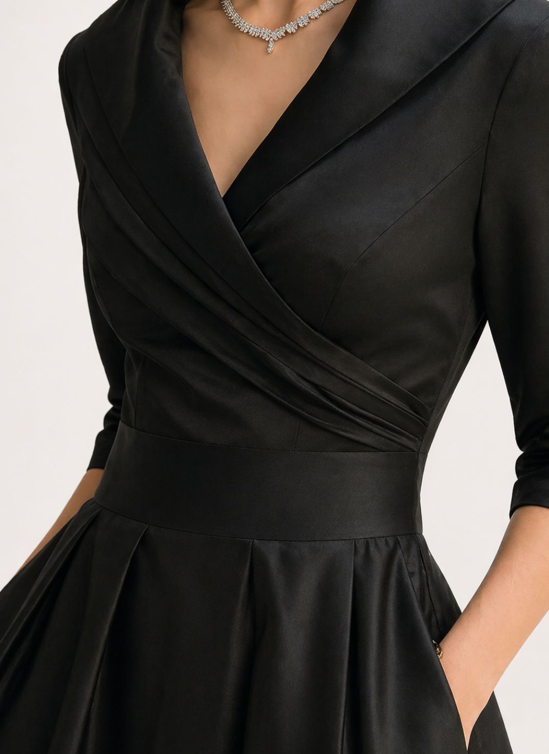 Vestido Midi Elegante com Corte Envelope e Modelagem Evasê