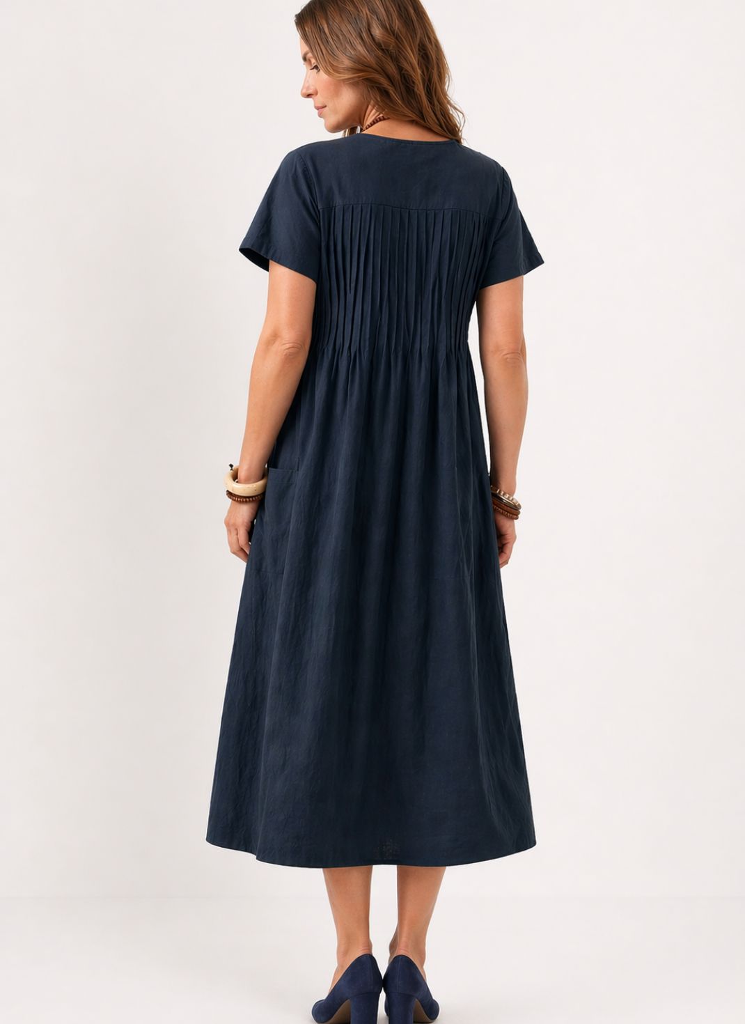 Vestido Midi Solto com Manga Curta e Bolsos Laterais