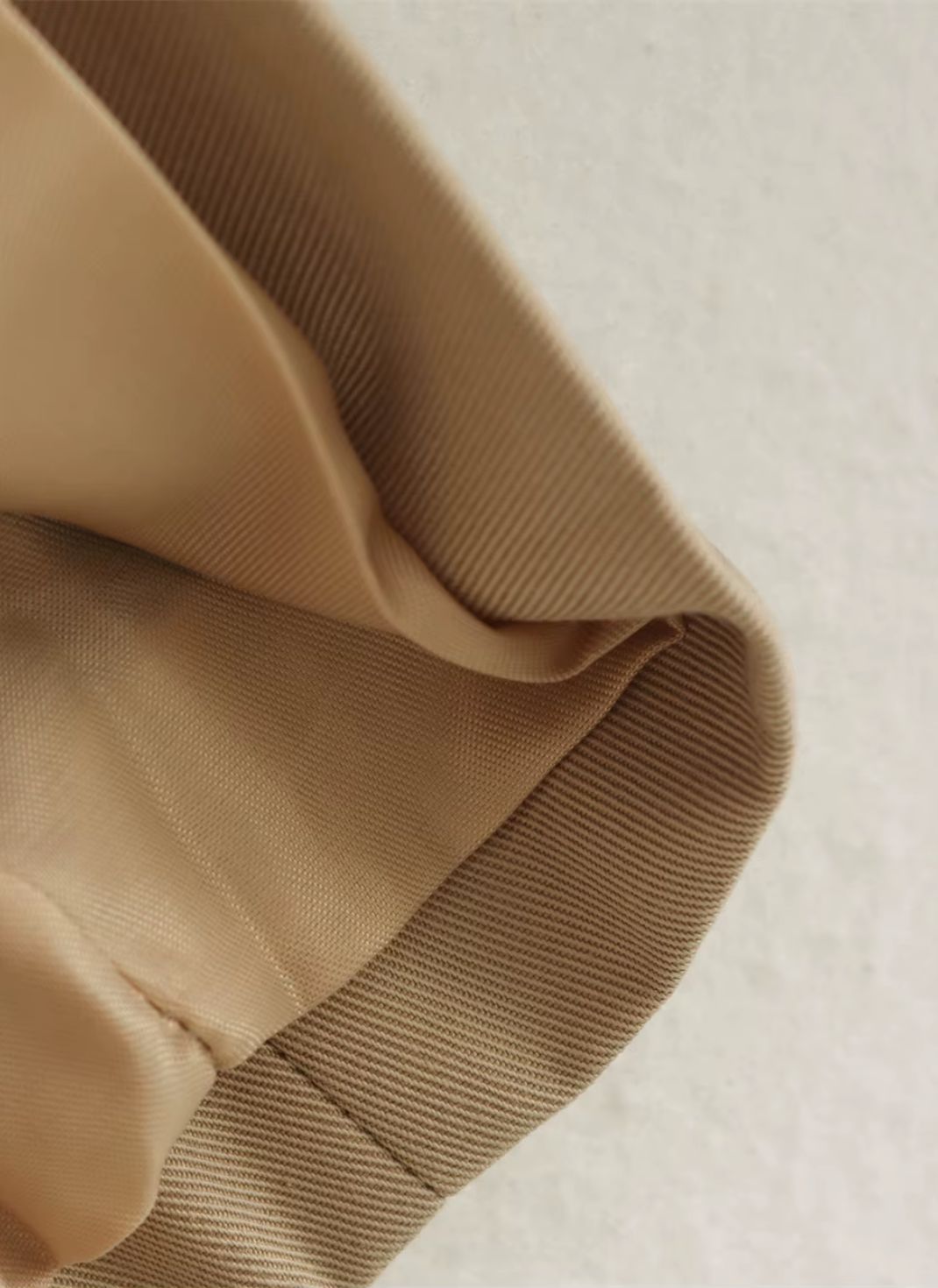 Jaqueta Curta Estilo Trench com Botões Duplos e Lapela