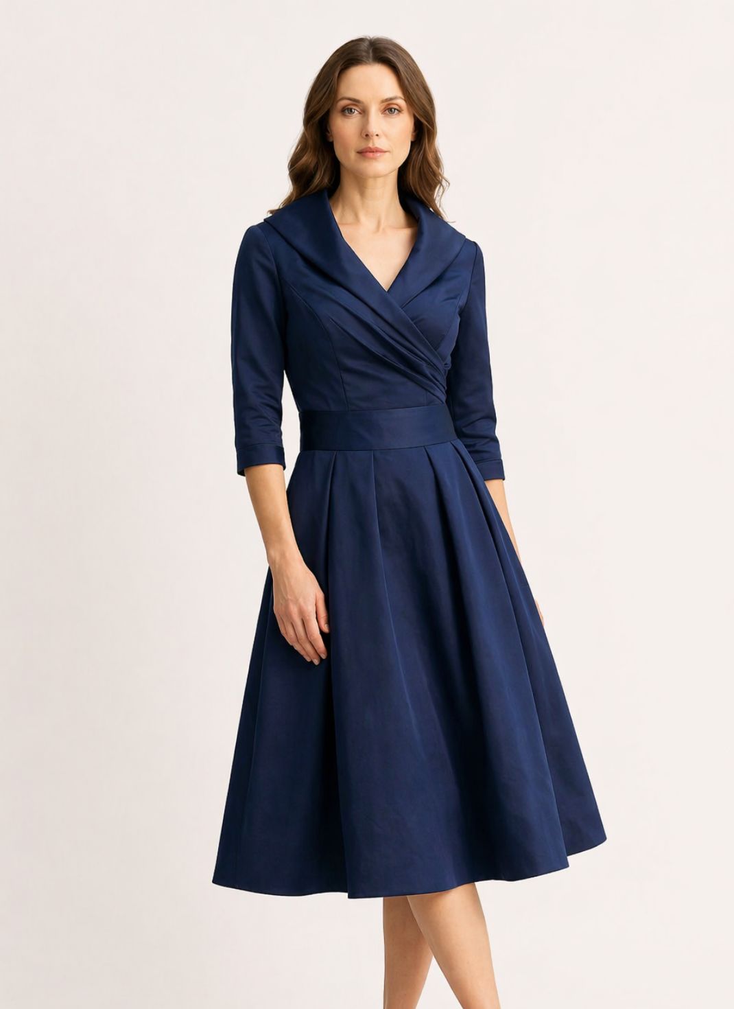 Vestido Midi Elegante com Corte Envelope e Modelagem Evasê