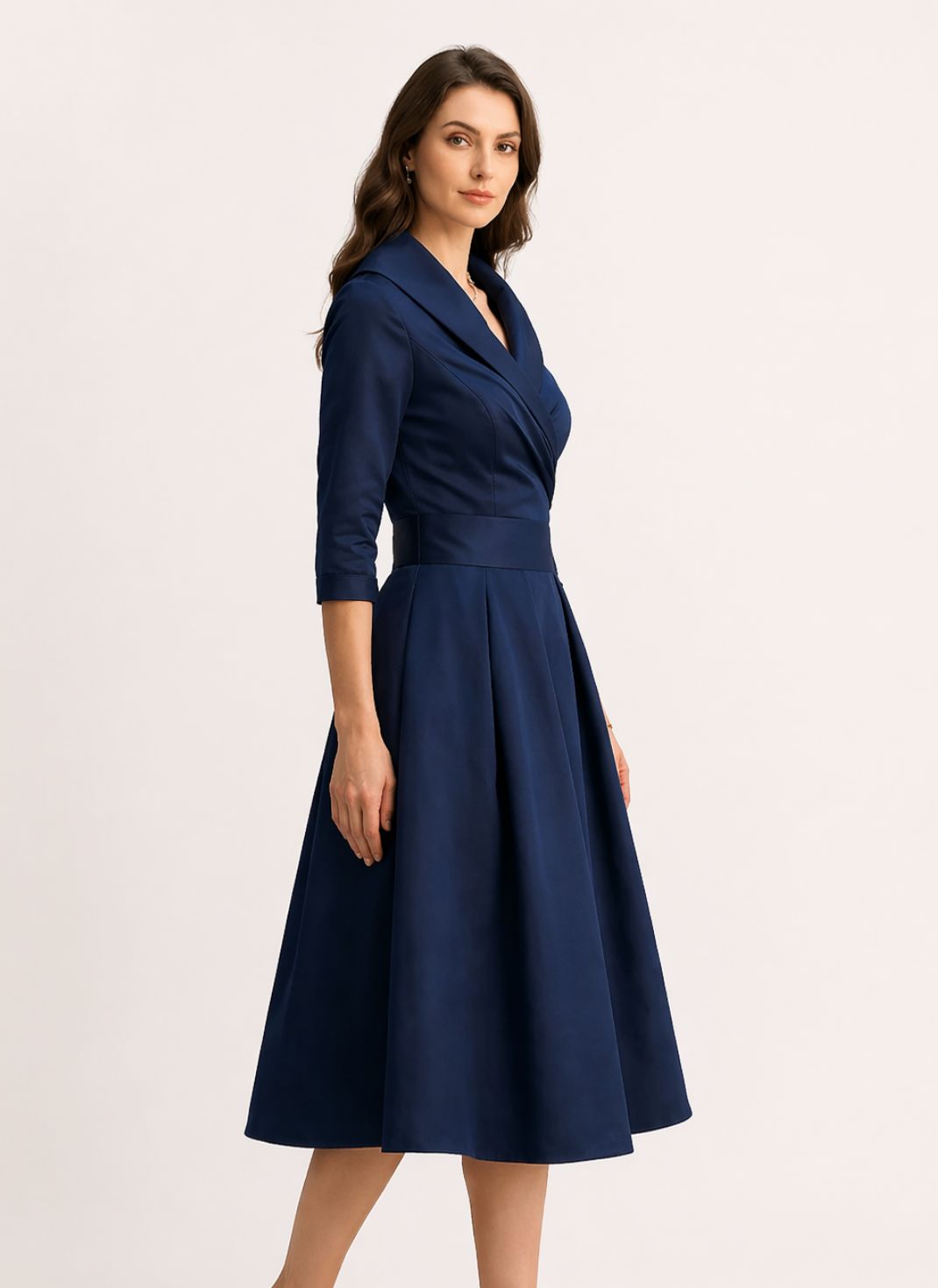 Vestido Midi Elegante com Corte Envelope e Modelagem Evasê