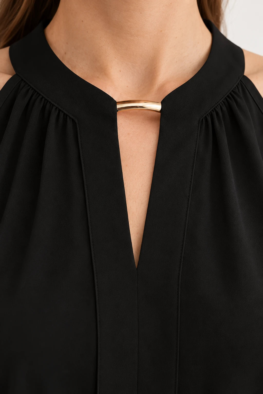 Blusa sem Mangas com Gola Alta e Detalhe Metálico