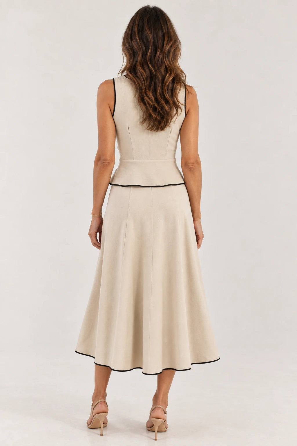 Vestido Midi com Decote V e Detalhes Contrastantes